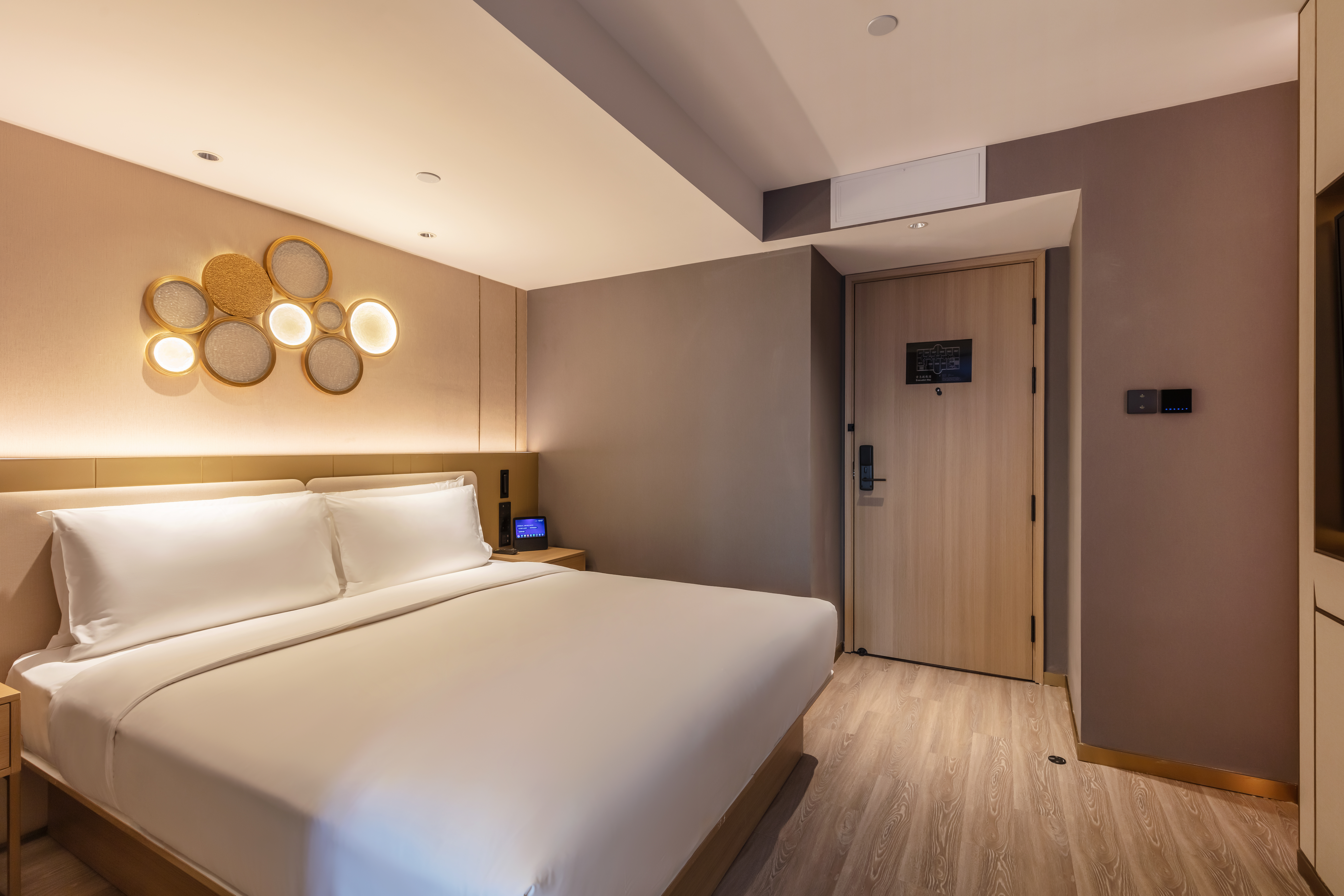 商务大床房+金可儿床垫+智能客控+迷你冰箱+电视投屏