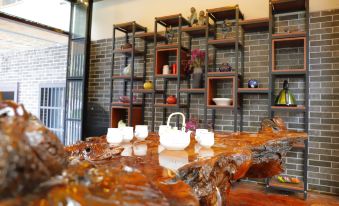 Floral ·Mountain Whisper Guesthouse(Shennongjia Wooden fish store)