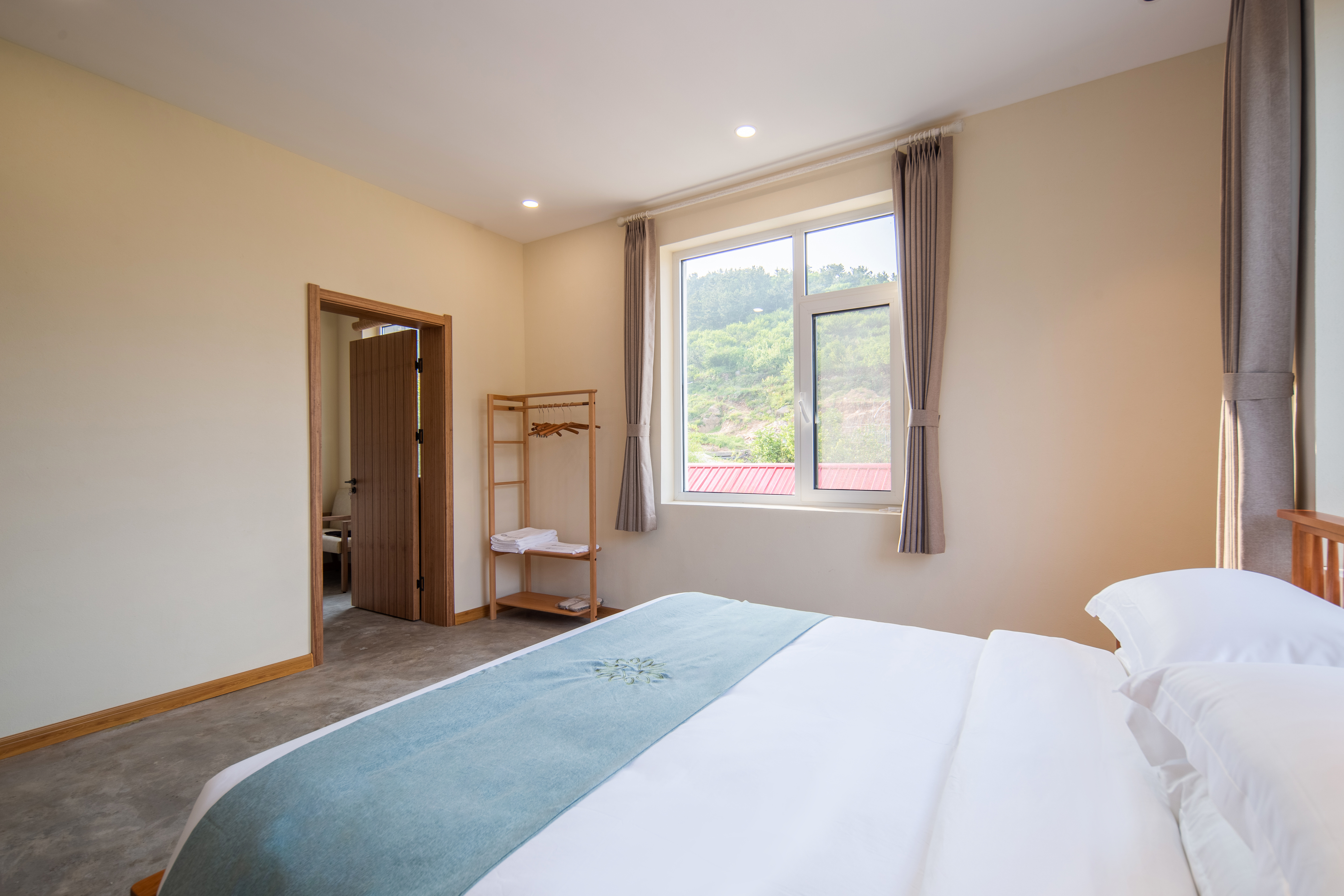 云起·观山休闲大床房·棋牌桌