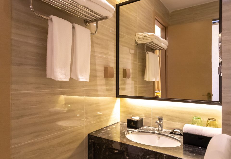 Yuetianxia Hot Spring HotelA Zone Hydrophilic Hot Spring Three Bedroom Villa