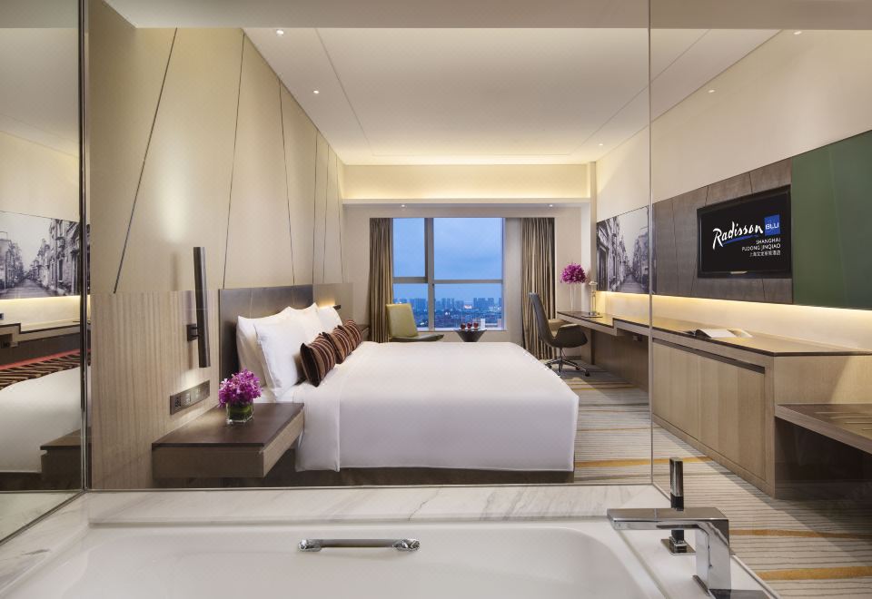 Radisson Blu Shanghai Pudong JinqiaoExecutive Queen Room