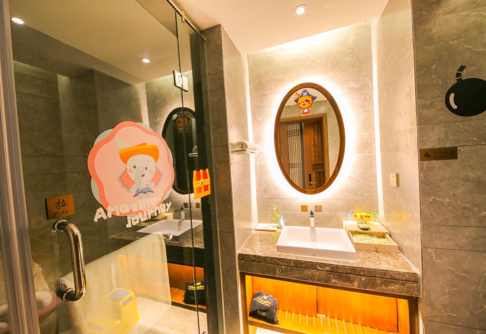 Baihualin Hot Spring Valley HotelPea Planet Theme Family Double Bed Room