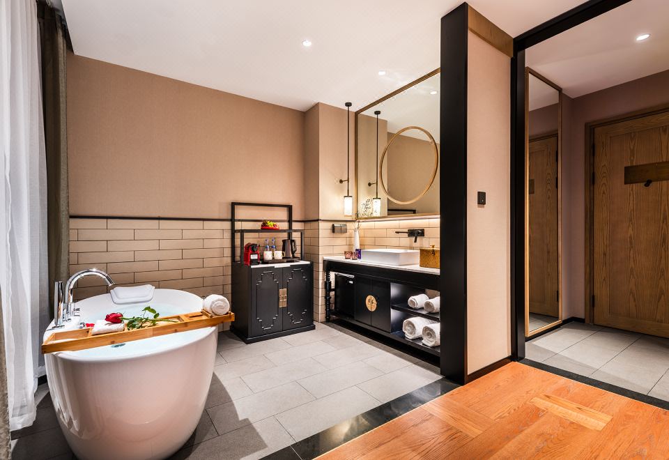 Beijing Gulou courtyard MANXIN HotelXinxiang Deluxe Double Bed Room (Exclusive Bathtub + Smart Home + Wireless Projection)