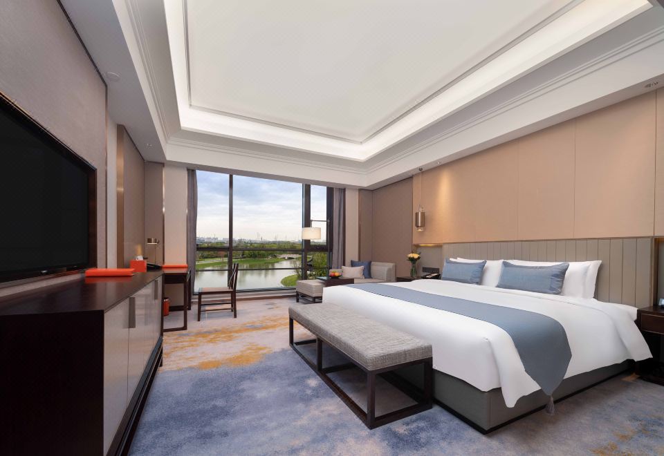 玉蘭苑行政湖景大床房