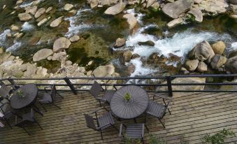 Qingcheng Mountain Yashan Courtyard · Go to a windy place.