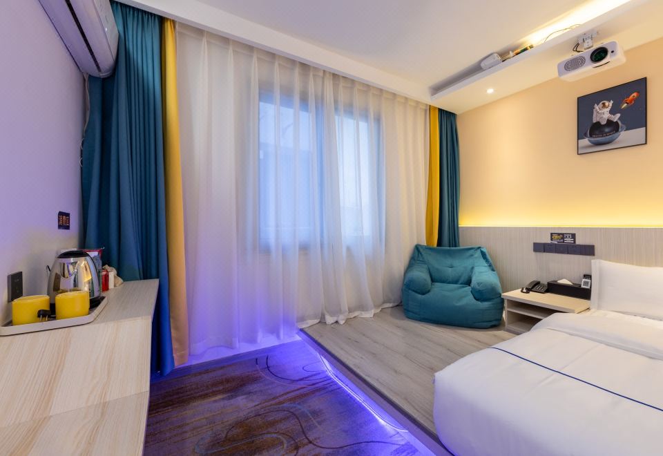 100-Inch Cinema Tatami Double Bed Room