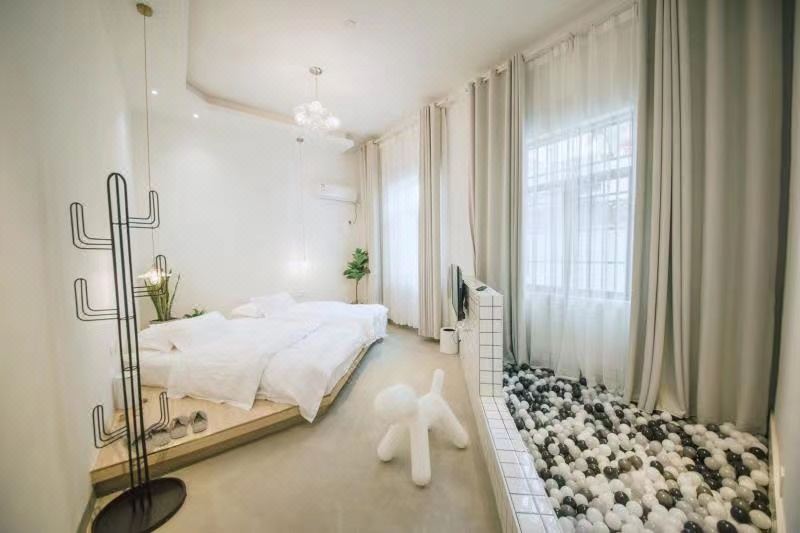 Qing Childlike Twin Room With Bubble Pool Photo Spot