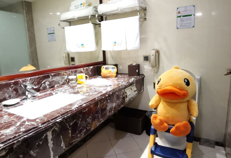 Pine City Hotel ShanghaiB.Duck Themed Family Room