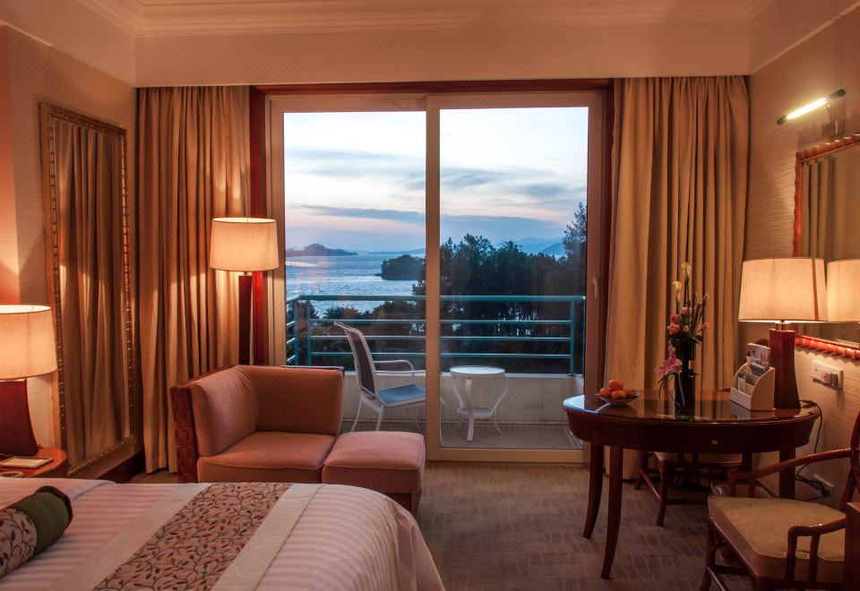 豪华湖景大床房