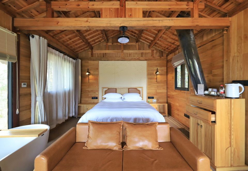 Qiandaohu Xinbo Holiday HotelWild Stay Tree House Double Bed Room