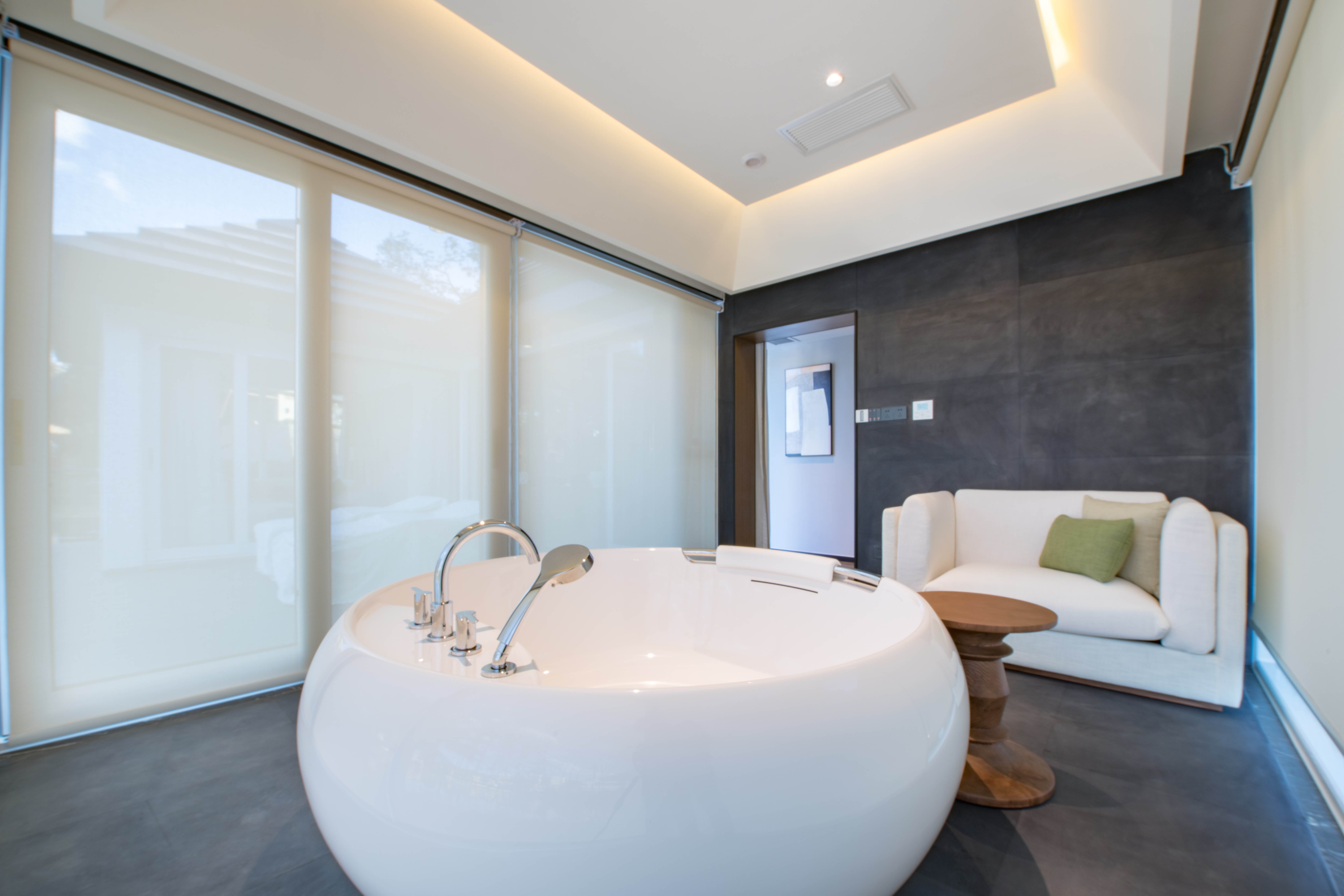 湖畔豪华套房（一室一厅+超大浴缸+观景露台）