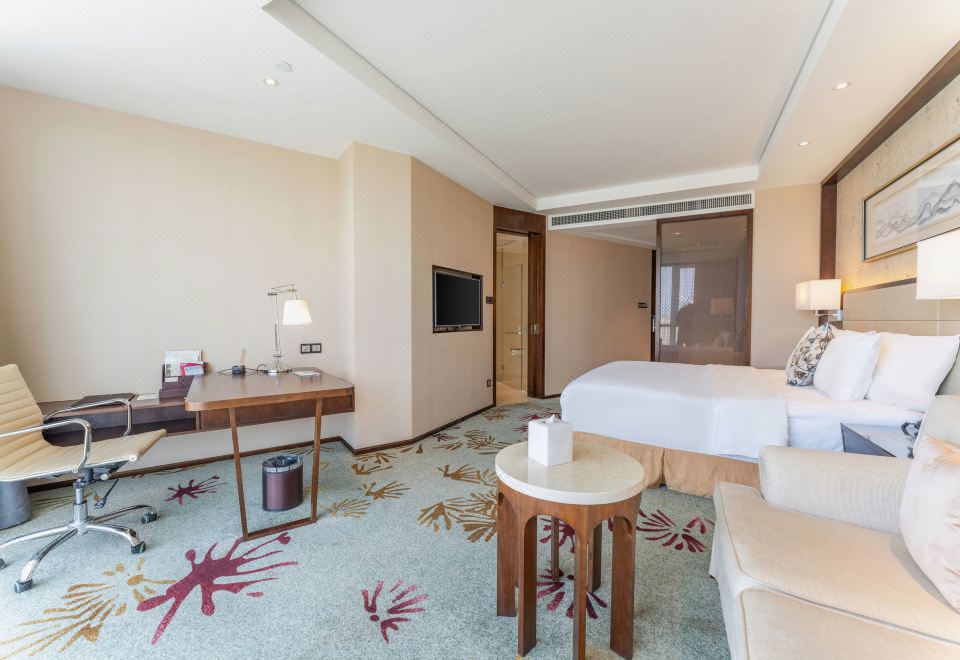 Business Lake View Double Bed Room (High Floor Unobstructed Lake View)