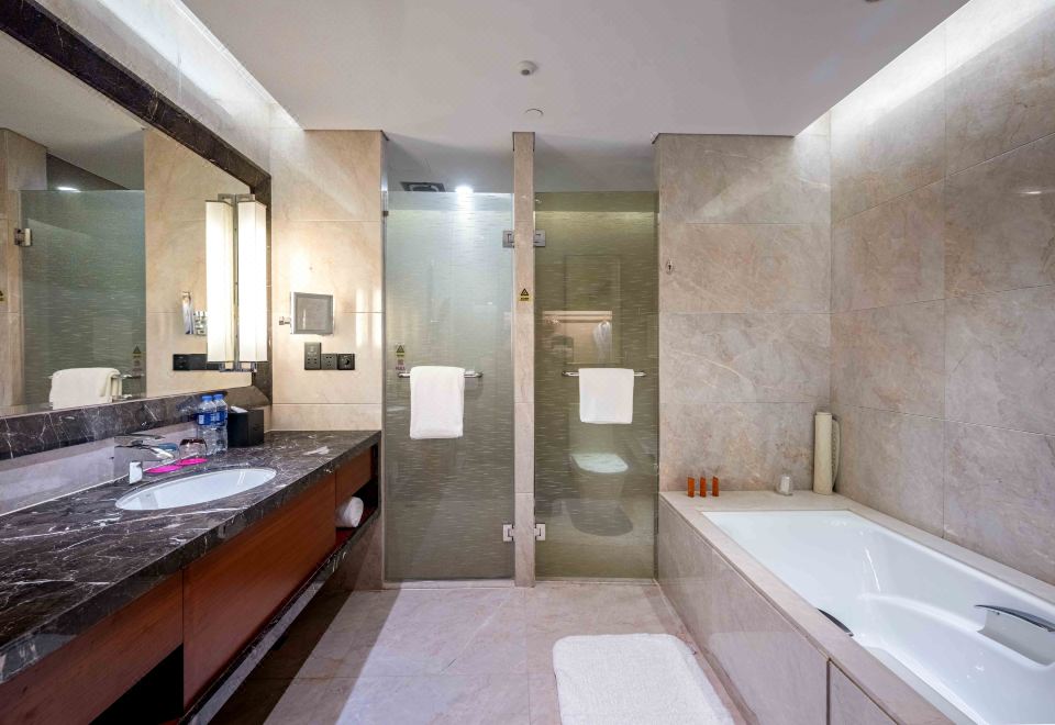 Crowne Plaza Wuxi Taihu King 1 Bdrm STE Living Area City View