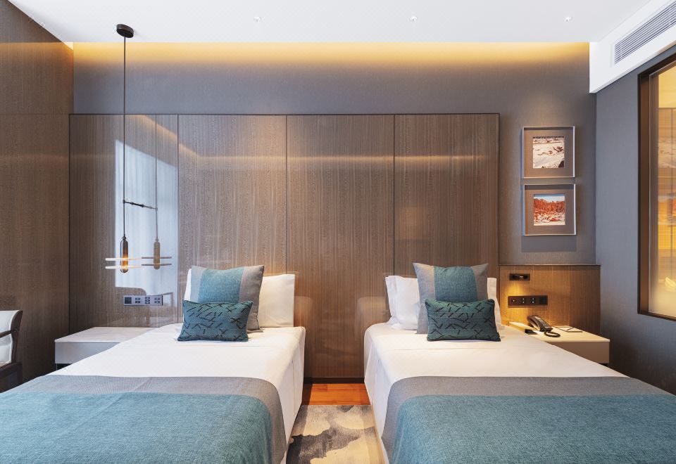 Superior Hollywood Room