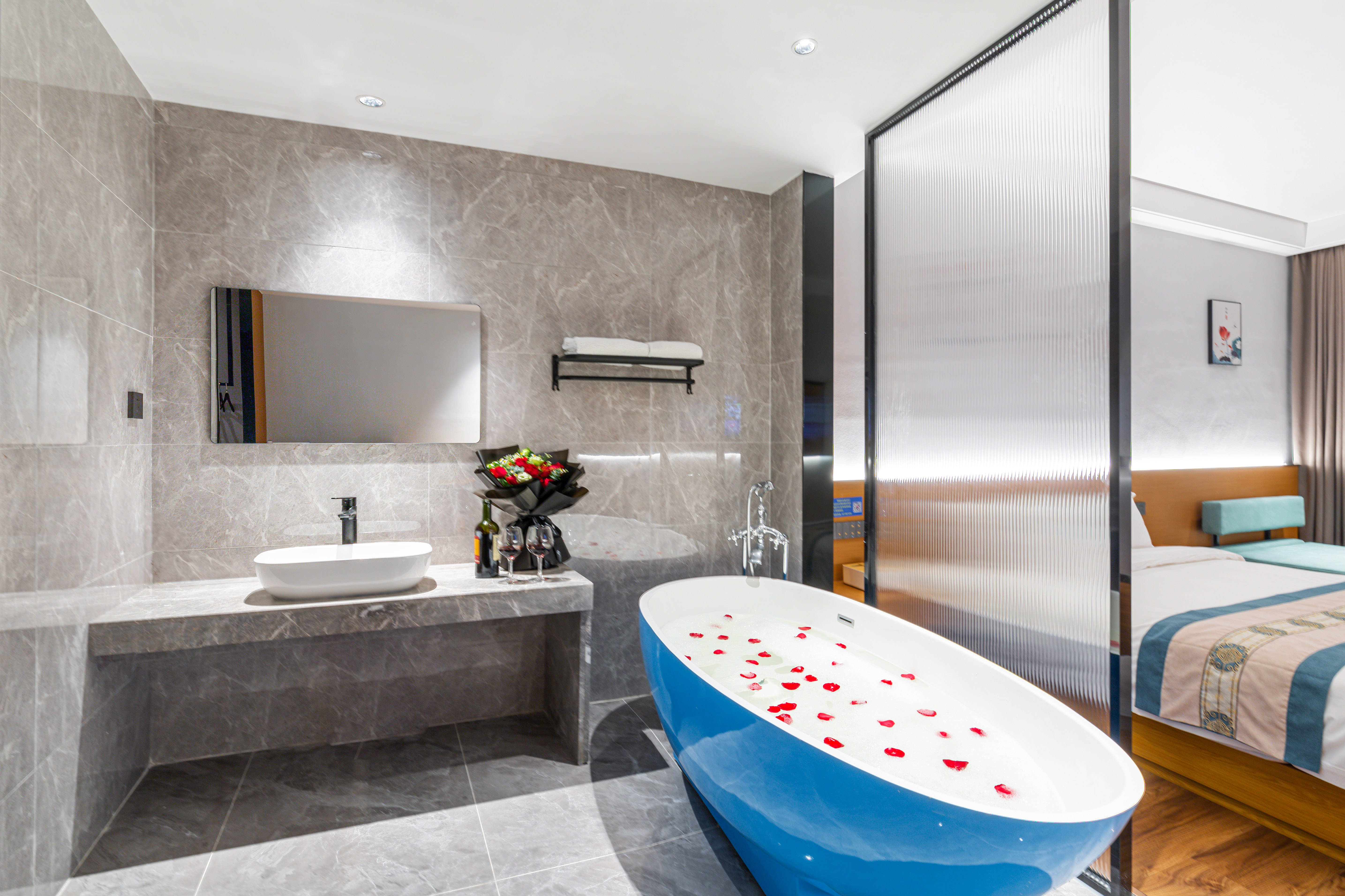 尊享浴缸大床房「深睡床墊+智能客控」