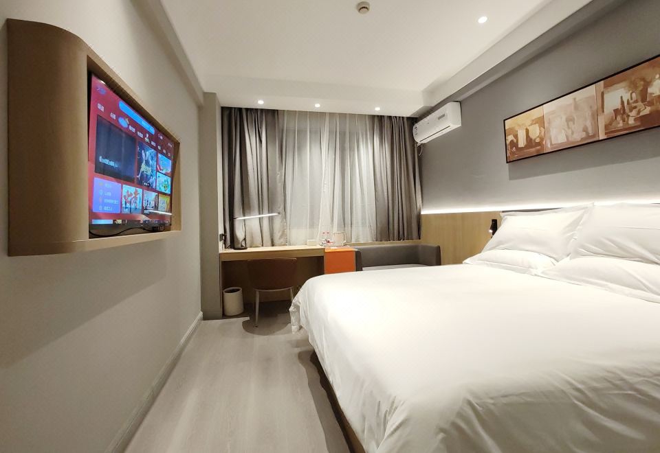 豪华大床房（办公桌椅丨采光通透）