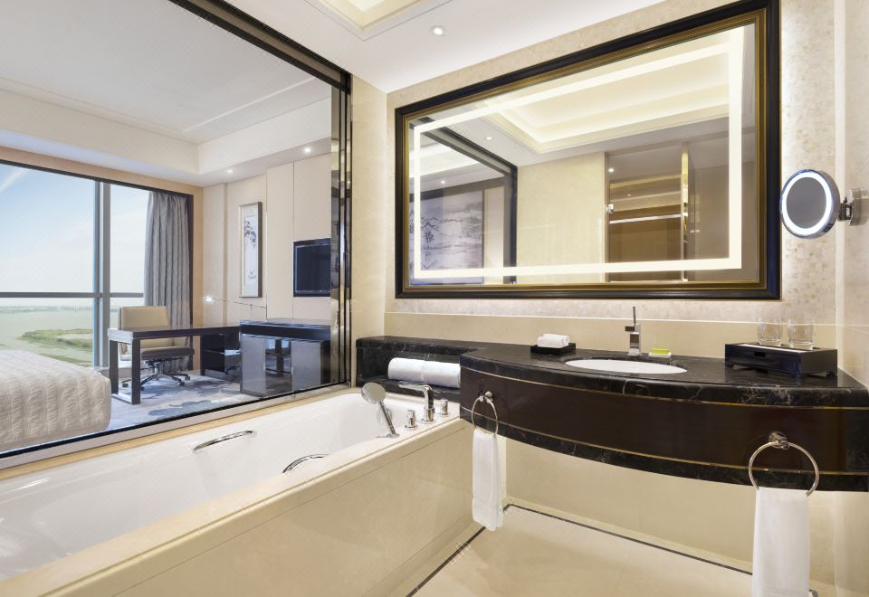 Le Meridien YixingDeluxe Lake-view Queen Room