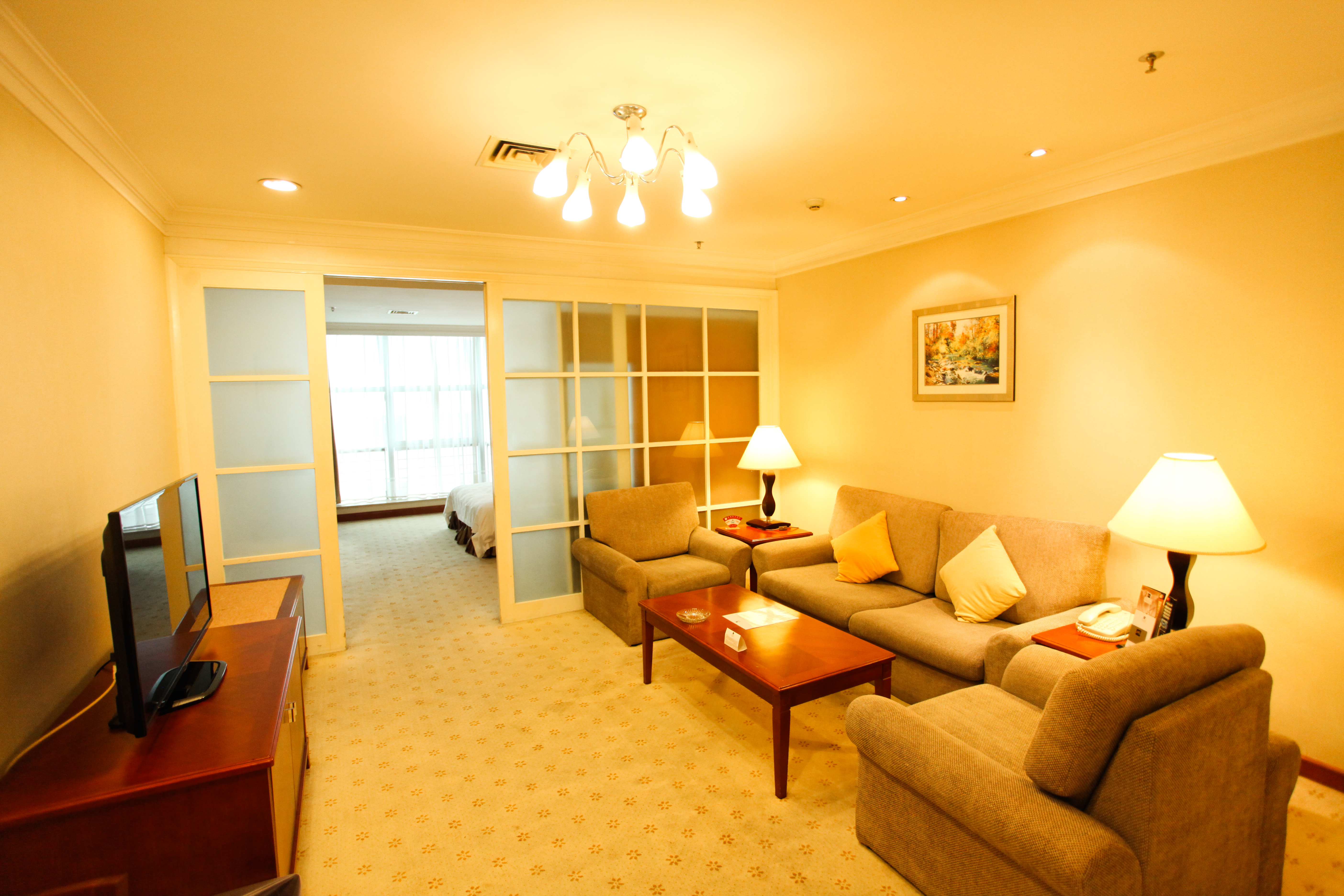 高級大床套房（一房一廳）