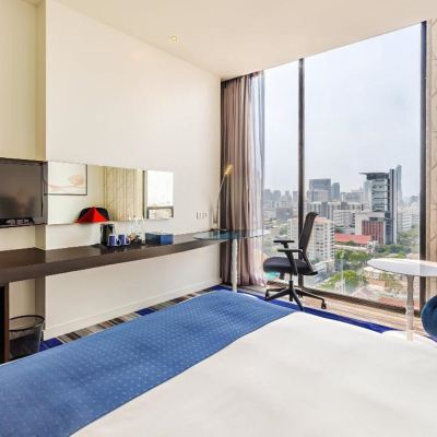 無障礙標準大床房 禁煙 曼谷暹羅智選假日酒店 （SHA Extra Plus）優惠