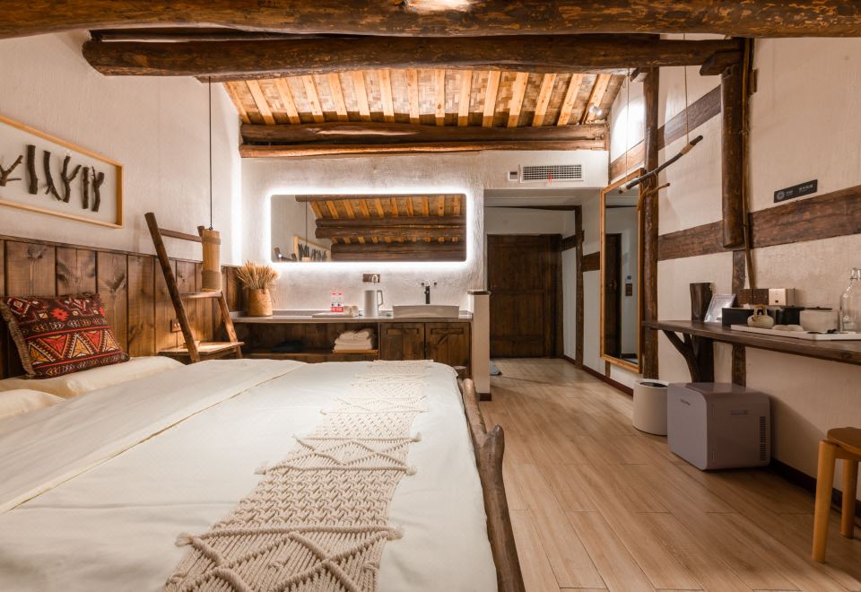 Weima Light Luxury Double Bed Room With Mini Fridge