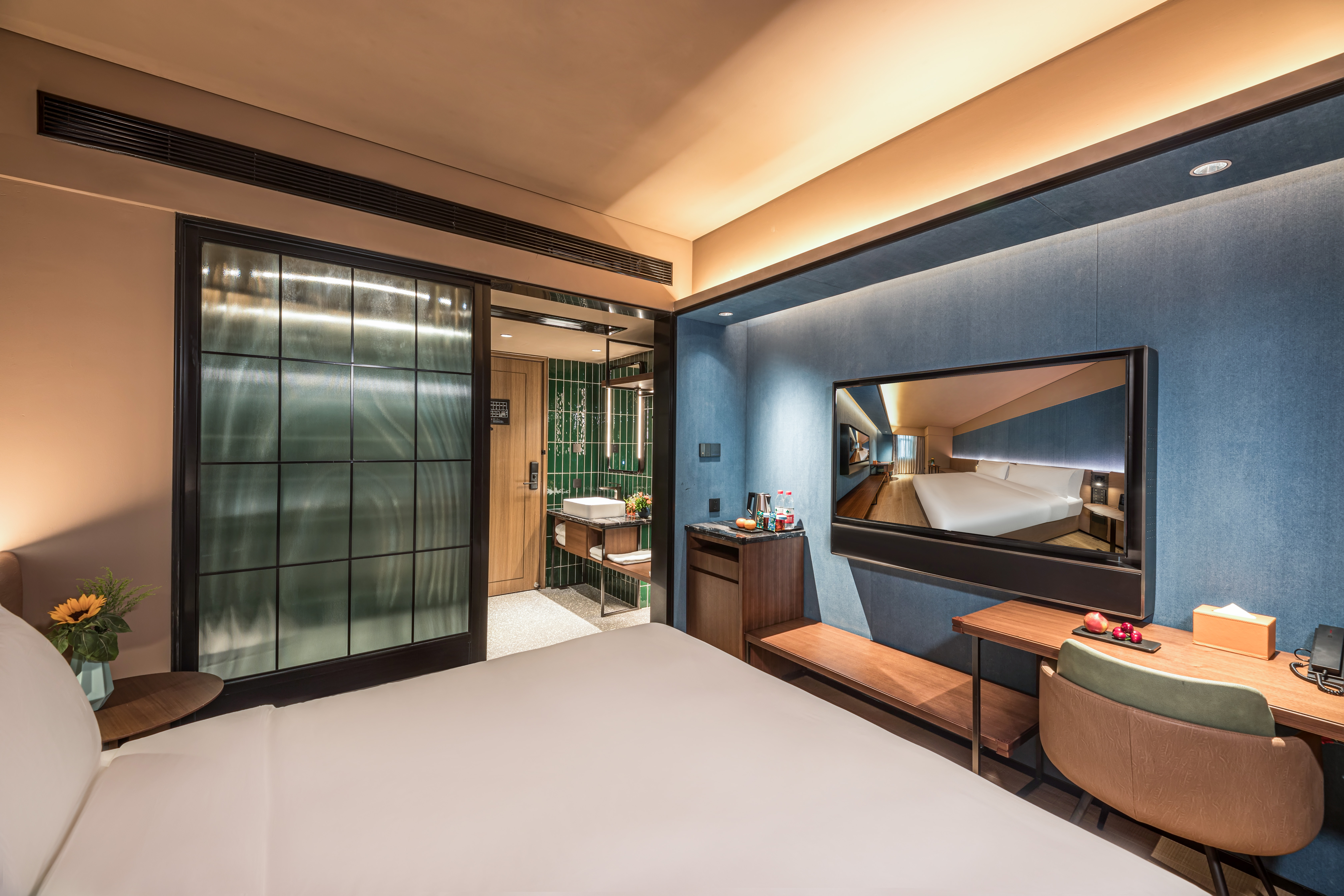 高级大床房（智能客控+KINGKOIL床垫+迷你冰箱）