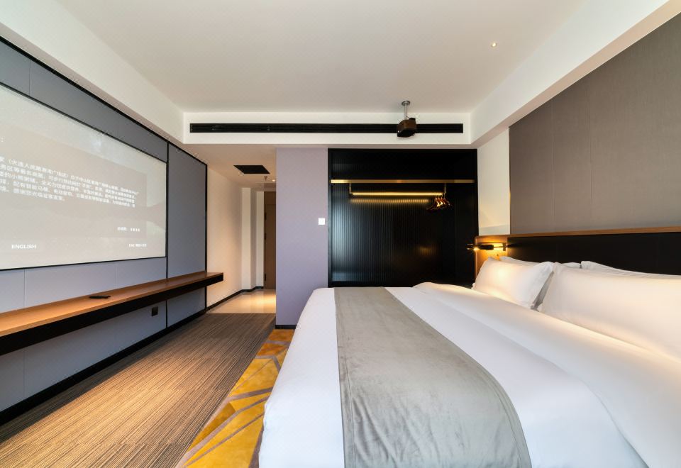 巨幕觀影豪華大床房（極米百寸1080P投影+智能馬桶+小冰箱）