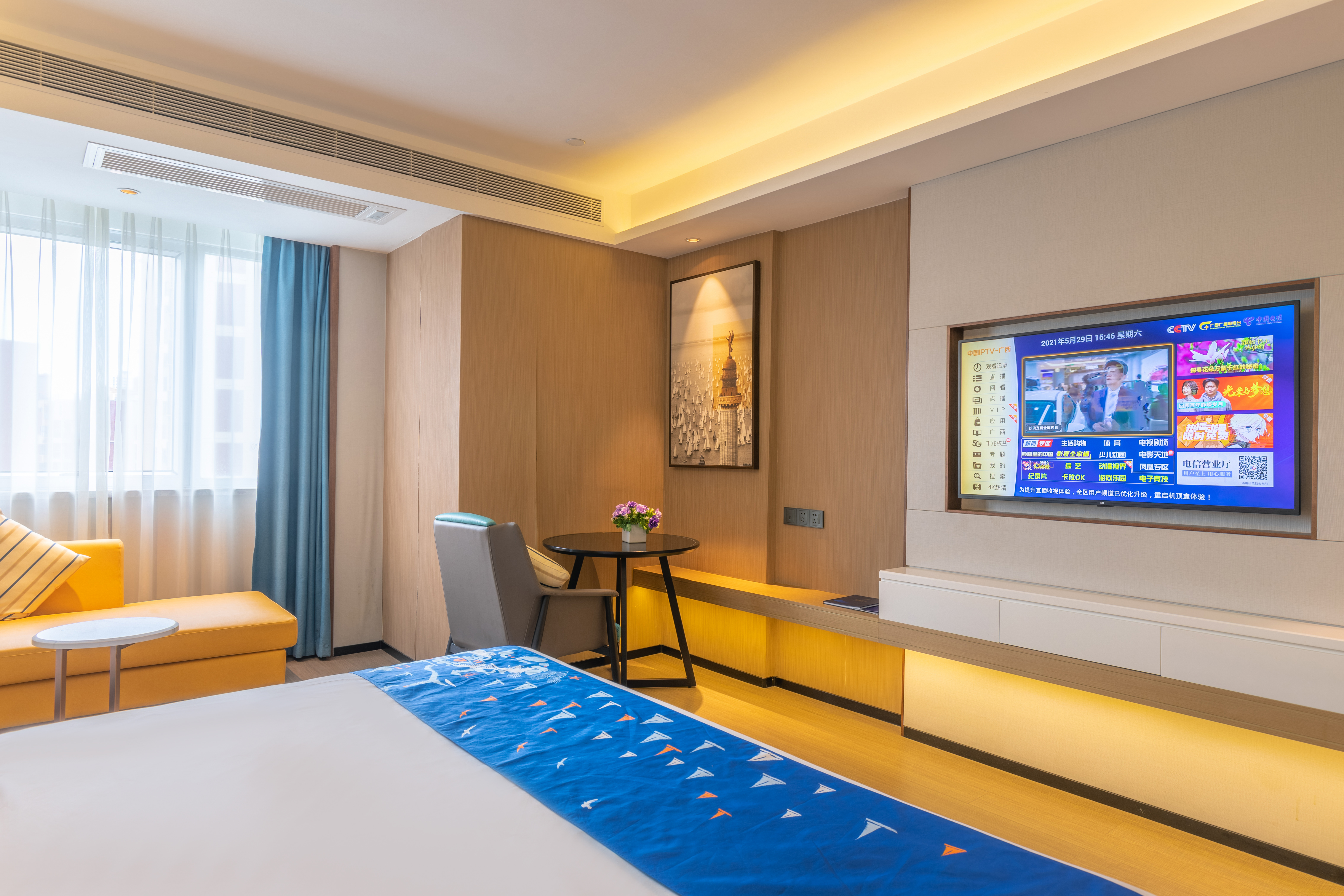 高级大床房（电视投屏+办公桌椅+婚房布置）