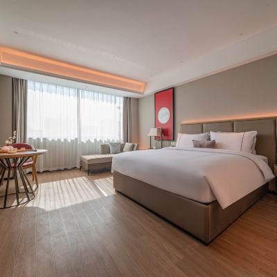 高級大床房（陽光滿室+一鍵投屏+網紅化妝鏡） 怡程飯店（梧州市政廣場店）優惠