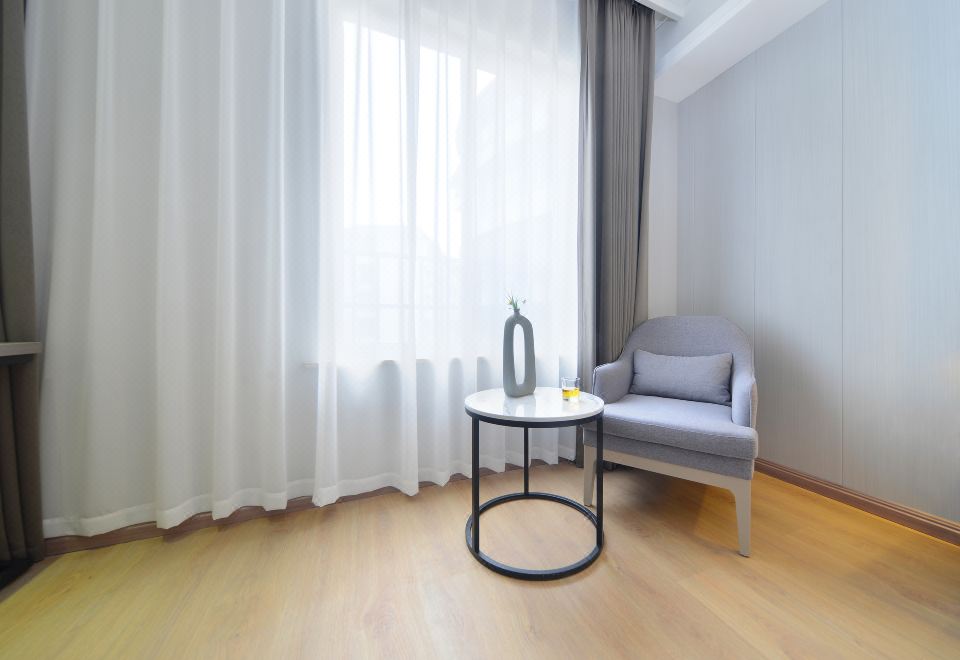 輕享智能大床房（寬敞明亮+輕奢風+悠享辦公）