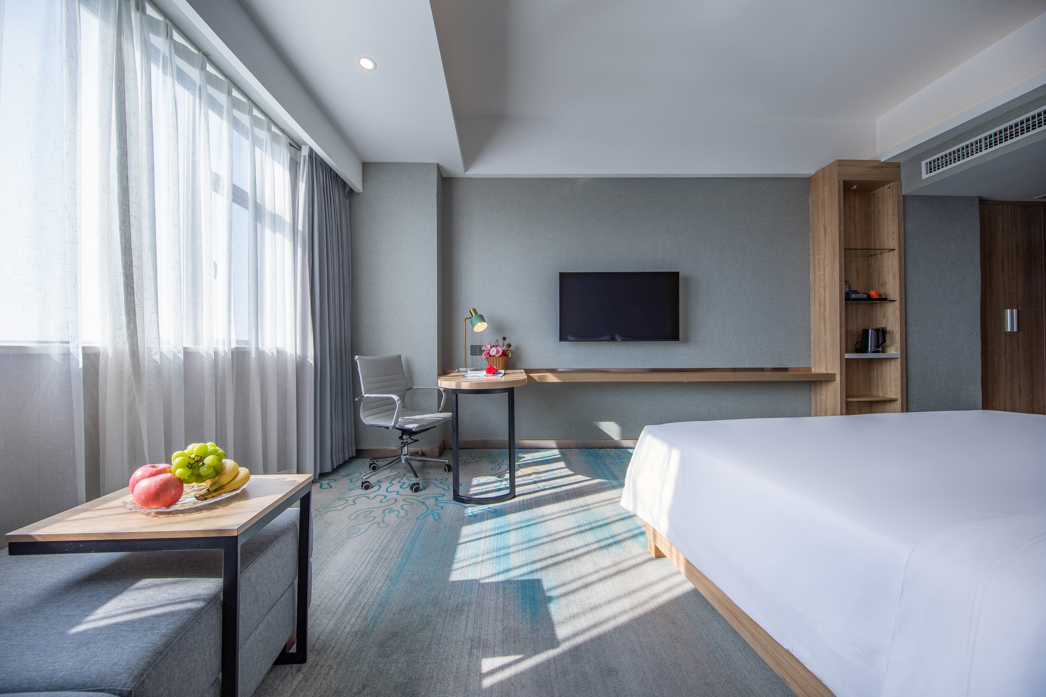 Zhuhai Huafeng Hotel (Huafa Commercial City Wanxuehui Branch)高级大床房丨护颈枕丨高速专网丨四层隔音