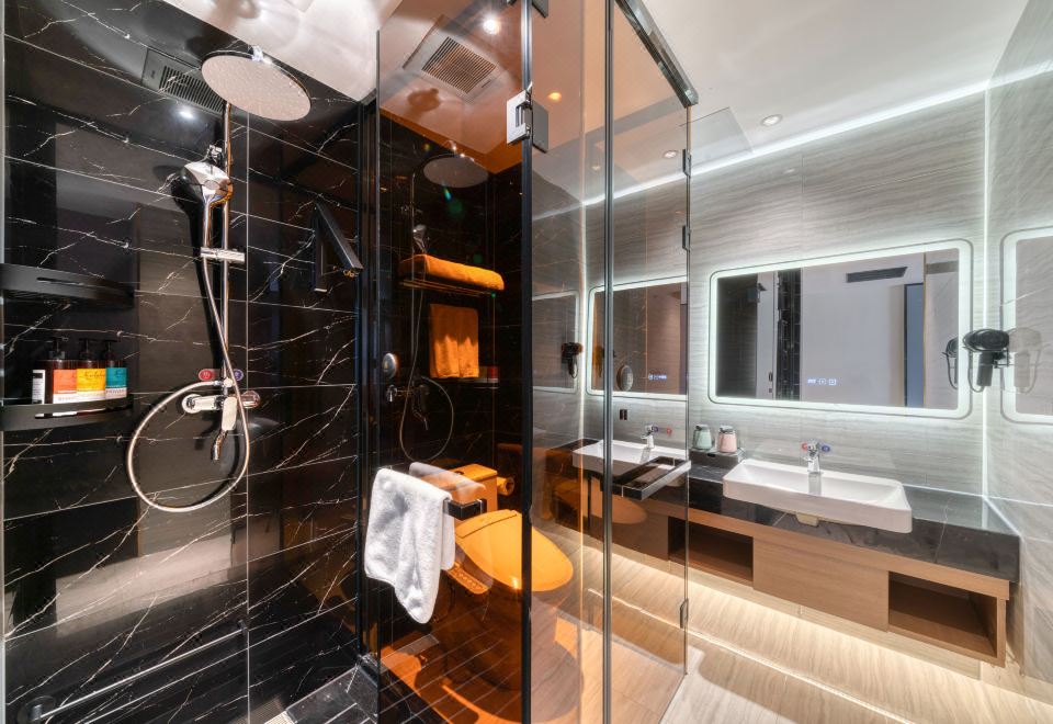 巨幕观影豪华大床房（极米百寸1080P投影+智能马桶+小冰箱）