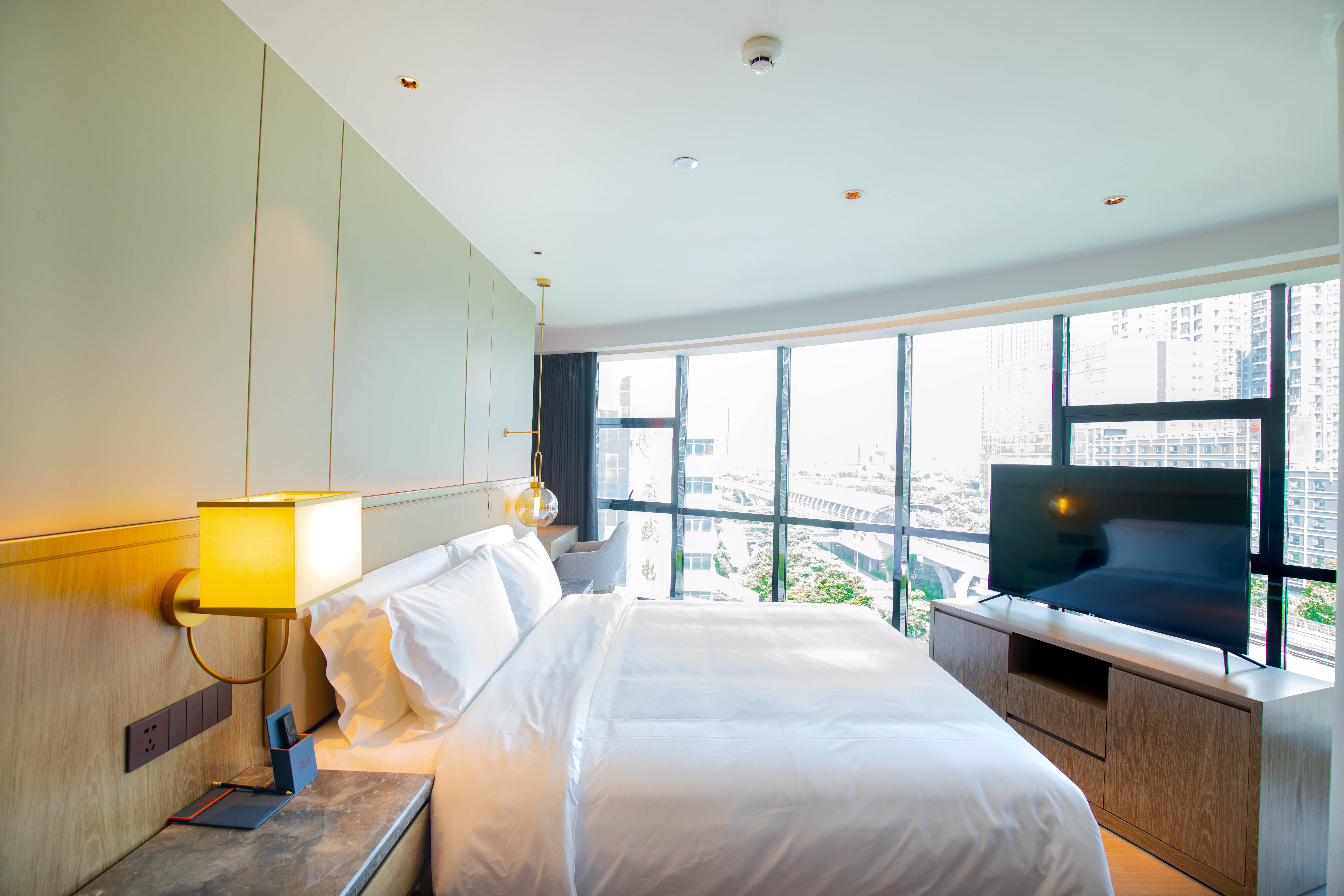 云端娛樂大床房+全屋智能聲控+智能馬桶