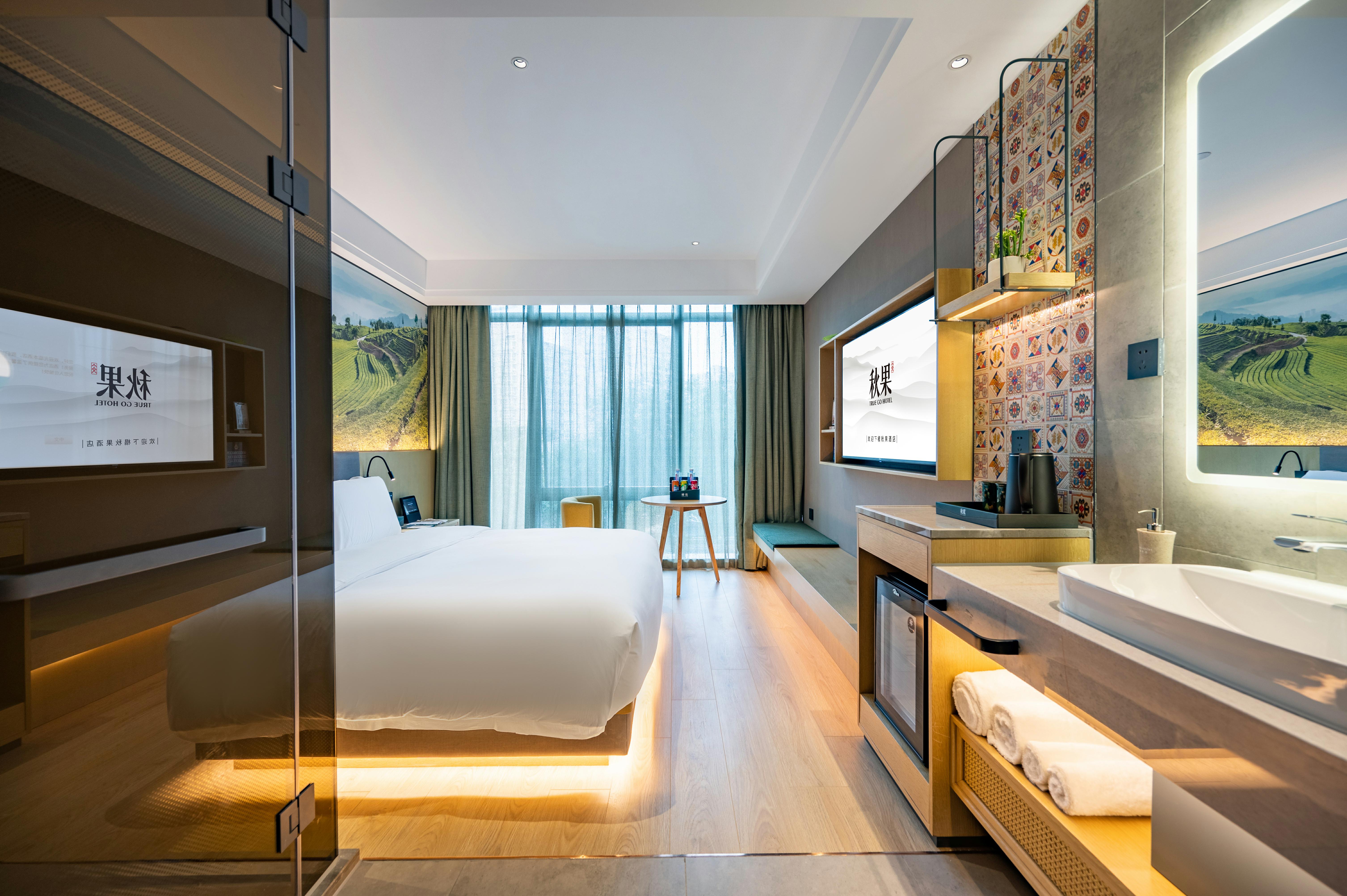 明星高级大床房（智能客控+电视投屏+迷你冰箱）