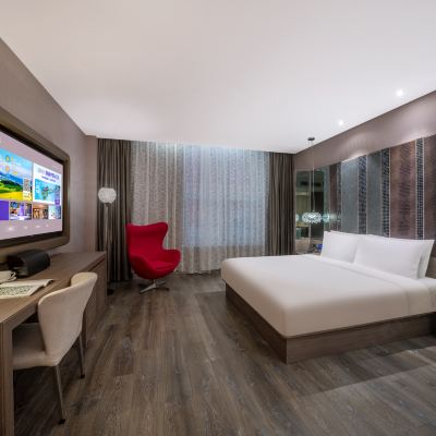 C商務大床房（浴缸+小冰箱+鍵投屏電視+睡眠記憶枕） 桔子水晶天津津灣廣場飯店優惠