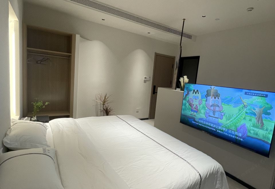 Deluxe Mountain-View Family Room With Tub