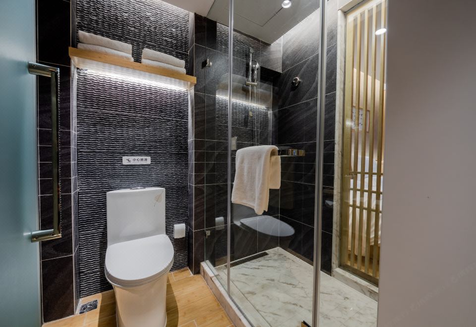 Jianguo HIDDEN Hotel (Kunming Dianchi Haigeng Park)Yonghuangguzhu Grand Bedroom (Viewing Balcony)