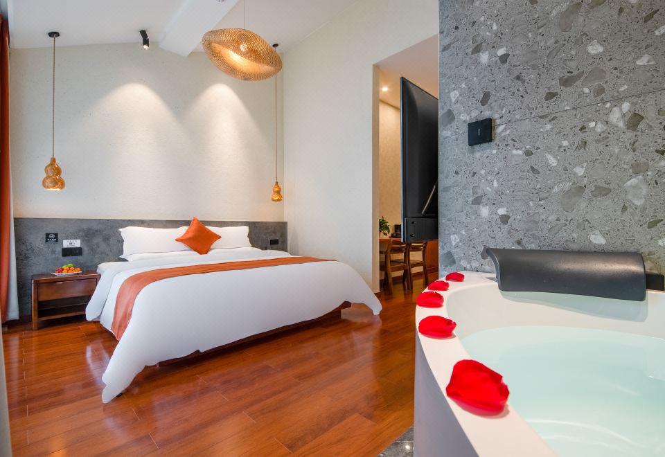 Sunshine Room (Double Bed)