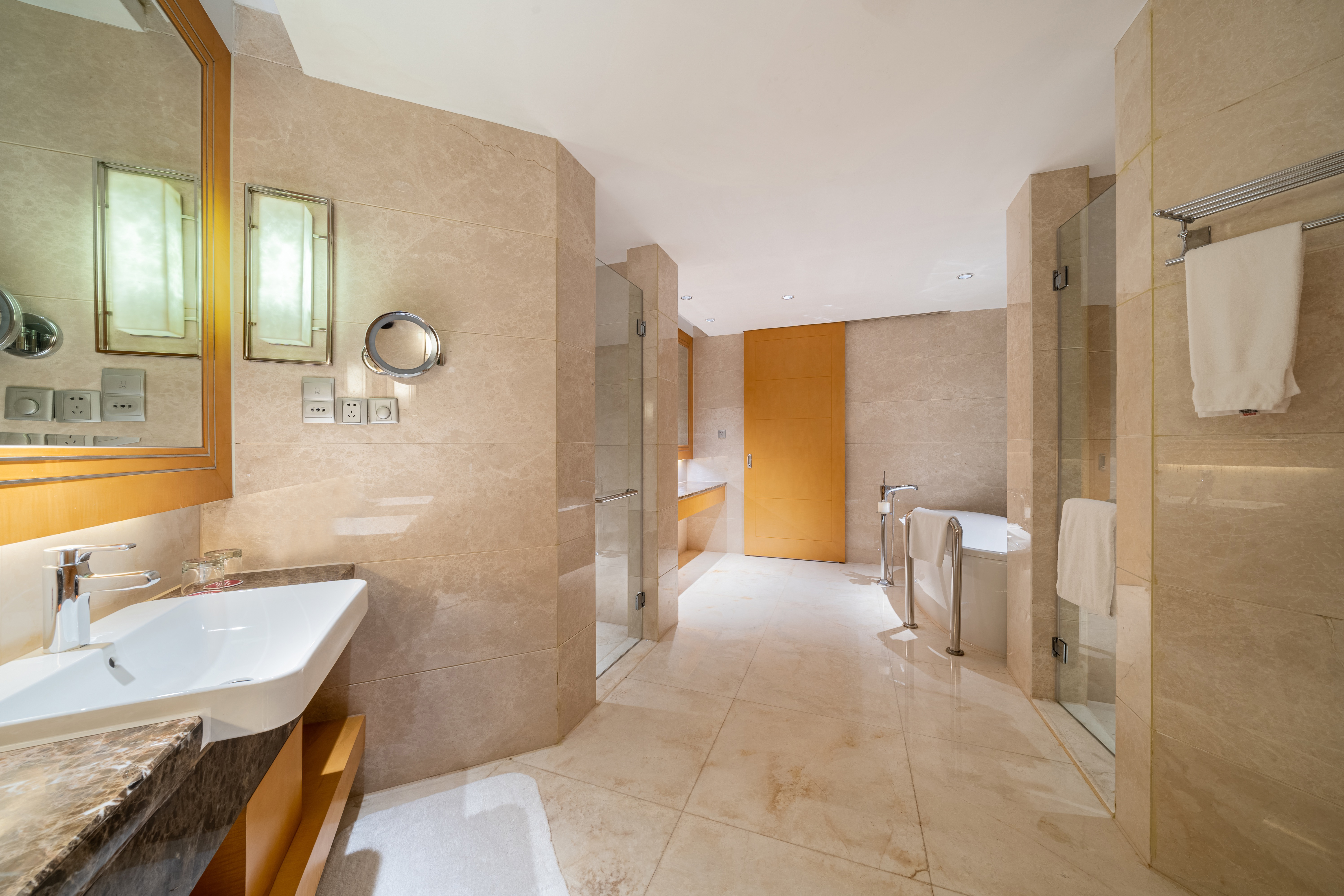 尊享湖景单卧套房