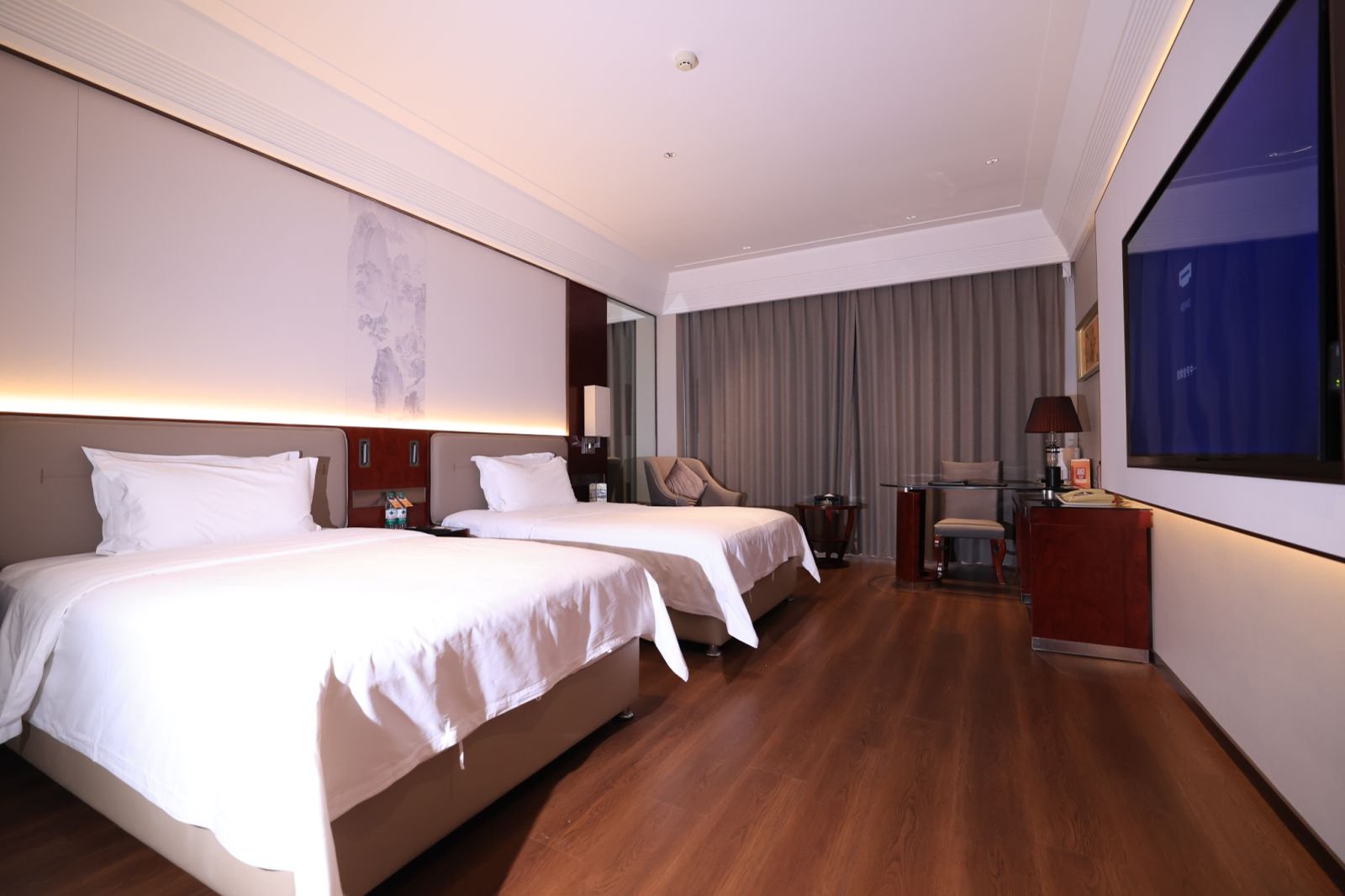 行政双床房（智能客控+落地窗+舒适浴缸+迷你小冰箱）