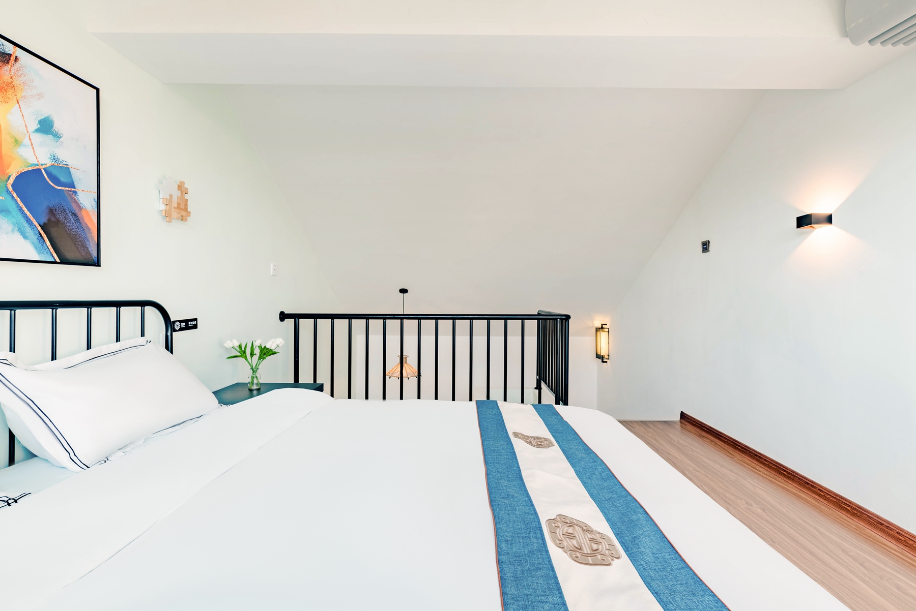 观海loft家庭房（全景飘窗+休闲桌椅）