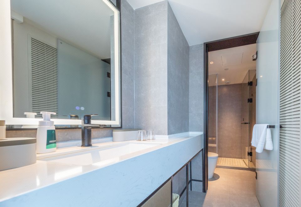 高级大床房（可投屏65寸智能电视+智能客控）