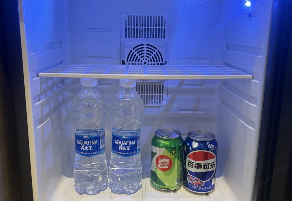 智享商務大床房「即熱式飲水機+商務辦公書桌」