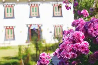 Danba Jiangji B & B
