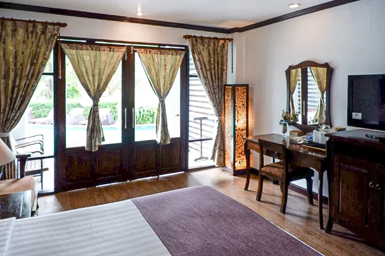 Deluxe Room with Pool Access and Beachside