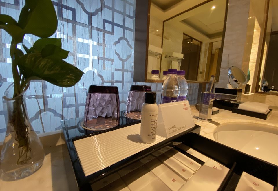 行政豪華大床房·俯瞰龍潭碧波/繁華街景+妙夢深睡床墊