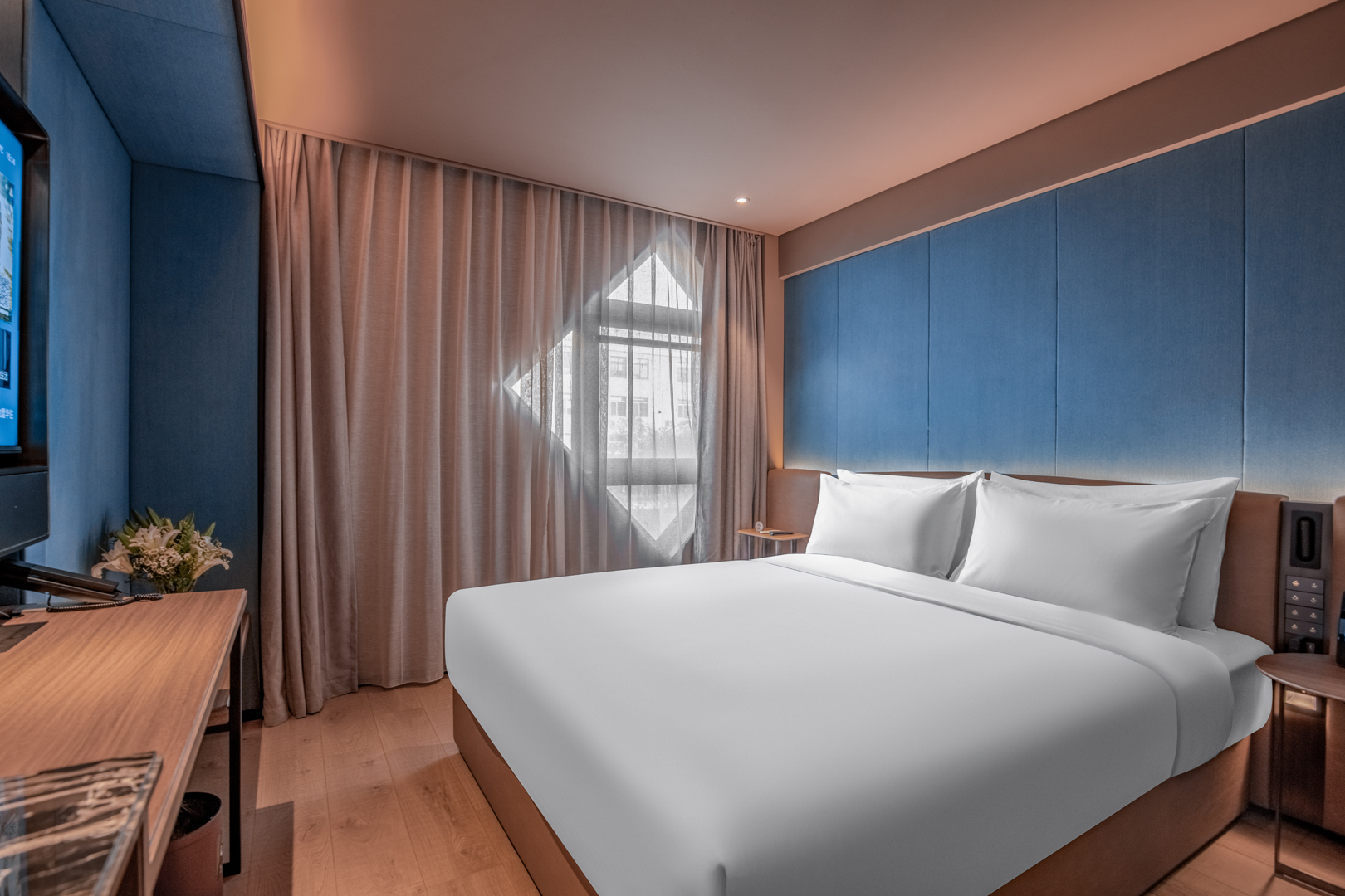 加州大床房（智能客控+电视投屏+小冰箱）