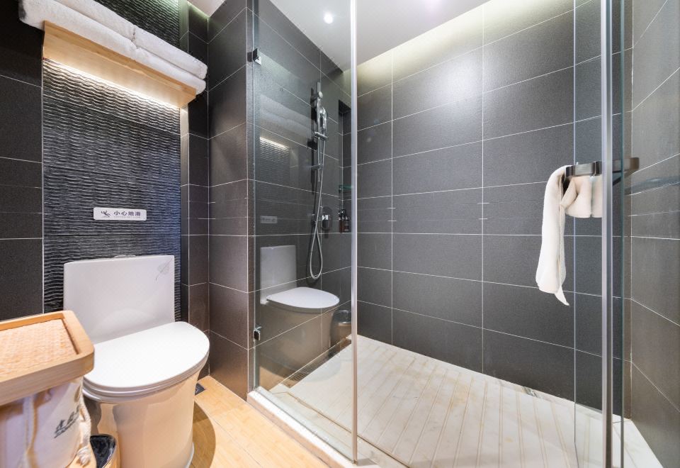 Jianguo HIDDEN Hotel (Kunming Dianchi Haigeng Park)Fairy Grass House Double Bed Room (Viewing Balcony)