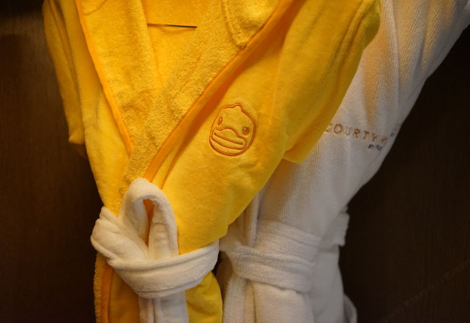 Courtyard by Marriott PinghuDuplex Family Room With Lake View