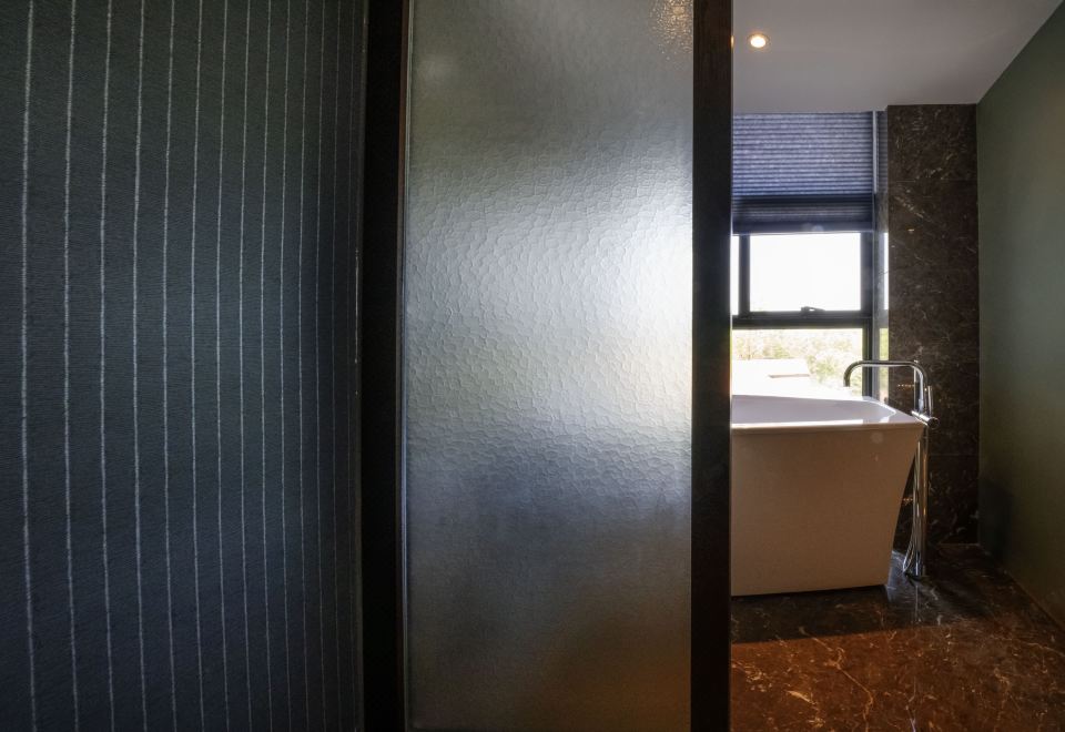 Hangzhou The New HotelHe Zhuang Lakeside Double Bed Room