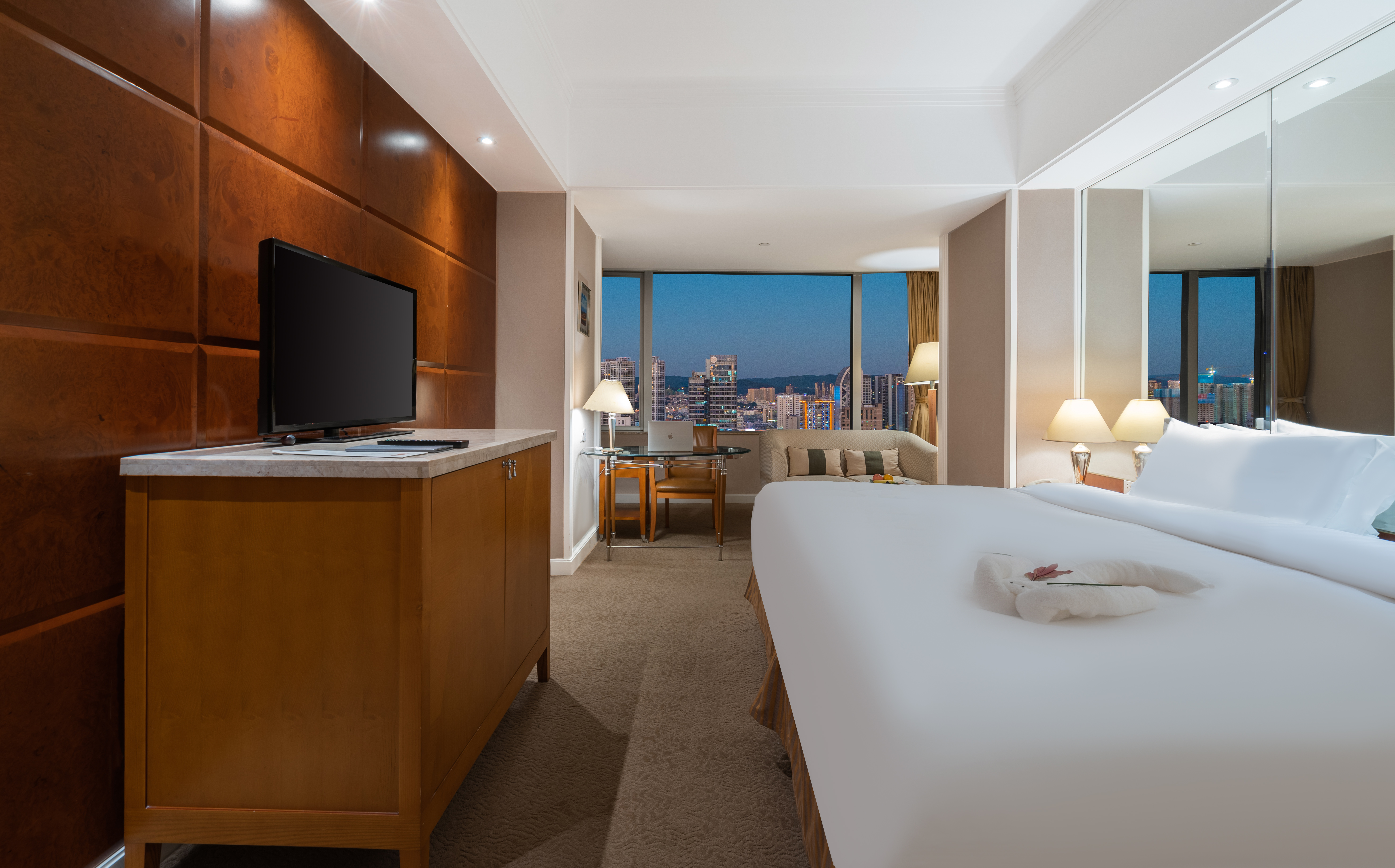 高级大床房「地毯+小冰箱+浴缸」